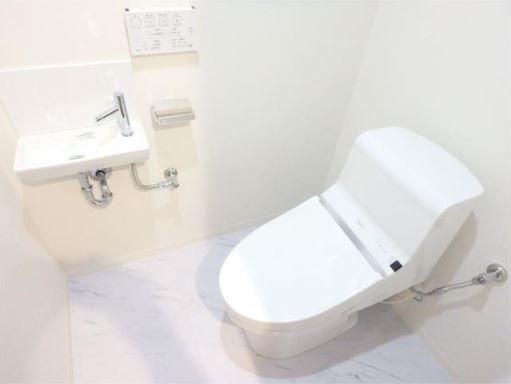 【トイレ】　温水洗浄便座付き、清潔感のあるトイレ